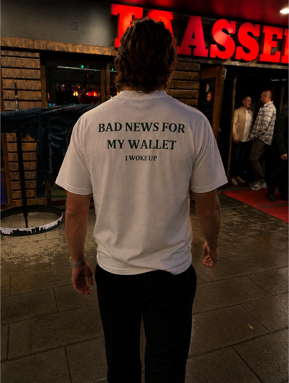 Kund i Bad News For My Wallet – I Woke Up t-shirt utanför nattklubb