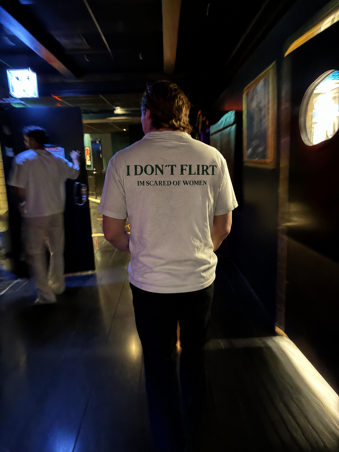 Kund i I Don't Flirt – I'm Scared Of Women t-shirt på nattklubb