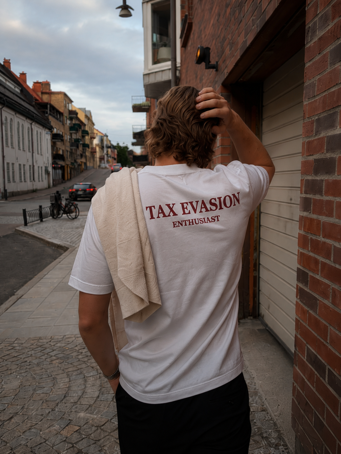 Kund i Tax Evasion Enthusiast t-shirt på gatan